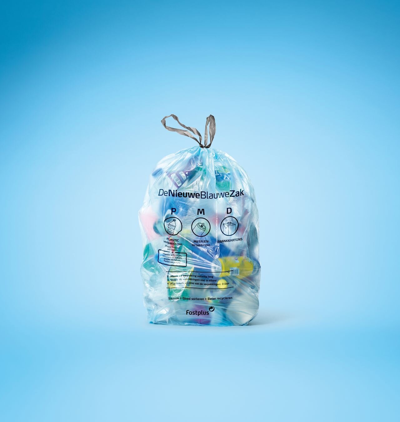 Het plastic dat jij sorteert, recycleren wij tot grondstoffen voor nieuwe producten. Elk product is gemaakt uit 100% gerecycleerde restplastics, die je opnieuw kan recycleren. Zo maken we samen de cirkel weer rond.